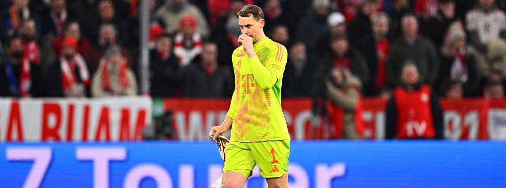 Nach seiner Roten Karte im Pokal fällt Bayern-Torwart Manuel Neuer nun gegen Heidenheim wegen einer Verletzung aus. - © Tom Weller/dpa