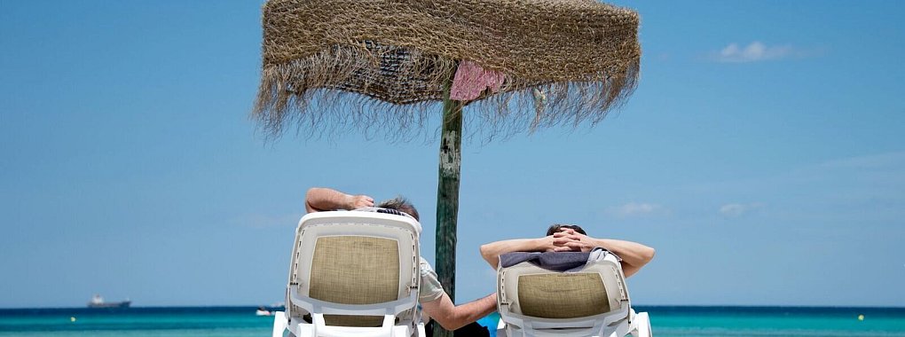 Sehnsucht nach Strand: Viele Menschen buchen im kalten Januar ihren Sommerurlaub. - © Julian Stratenschulte/dpa/dpa-tmn
