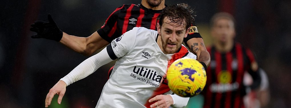 Tom Lockyer (vorne) von Luton Town hatte bereits zum zweiten Mal mit Herzprobleme zu kämpfen. - © Steven Paston/PA Wire/dpa