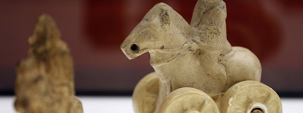 Der kleine Reiter, ein Spielzeug aus römischer Zeit, wurde in Köln ausgegraben. - © picture alliance / dpa