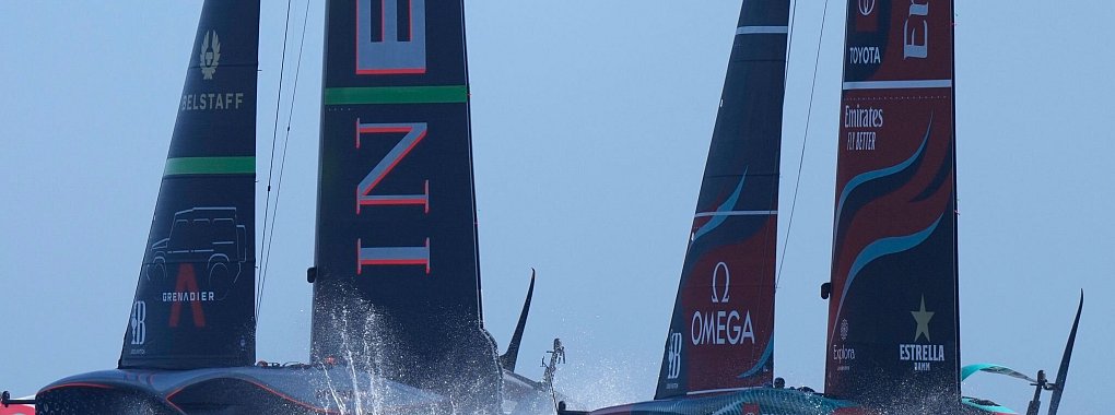 Das Team Ineos Britannia (links) hat seine ersten Siege ersegelt. - © Bernat Armangue/AP/dpa