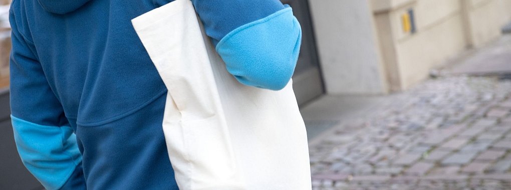 Wer den Beutel dabeihat, braucht keine Papiertüte. - © Andrea Warnecke/dpa-tmn/dpa