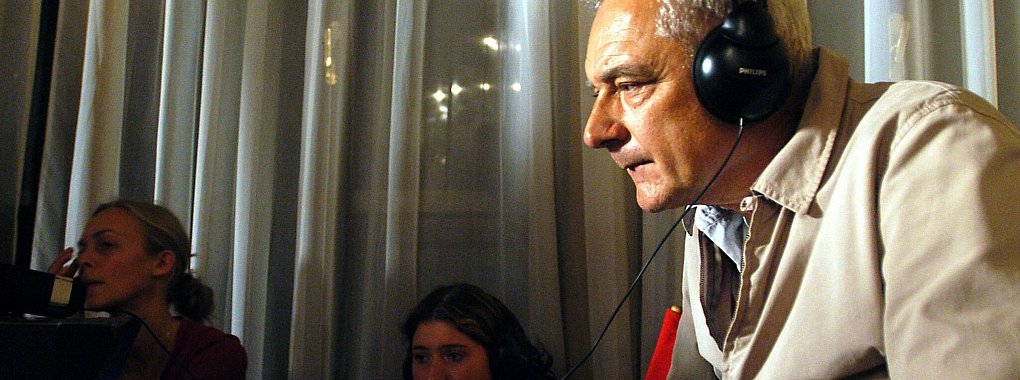 Sigi Rothemund bei Dreharbeiten f&uuml;r den Krimi &laquo;Donna Leon - Venezianisches Finale&raquo; 2002. Der Fernsehregisseur ist auf der Balearen-Insel Menorca gestorben. - &copy; Hannibal Michael Hanschke/dpa