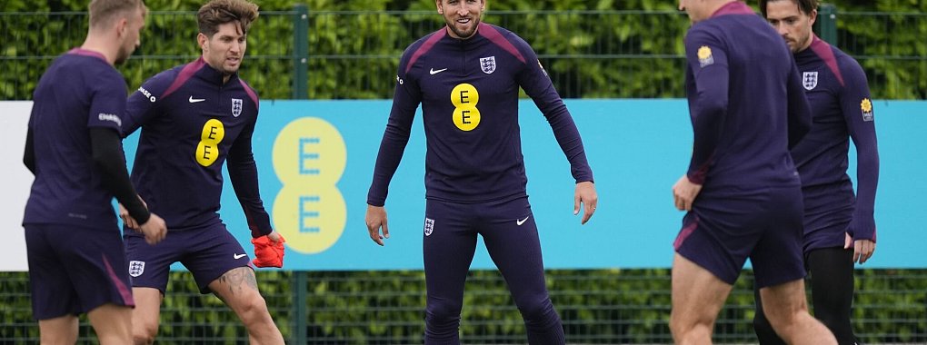 Englands-Kapitän Harry Kane (M) steht vor seinem 100. Länderspiel. - © Nick Potts/PA Wire/dpa