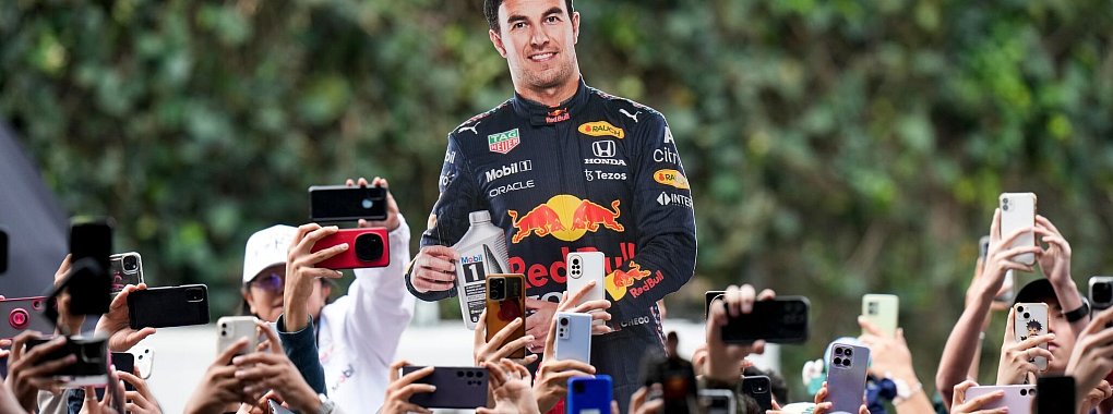 Er ist natürlich ihr Idol in Mexiko. - © Moises Castillo/AP