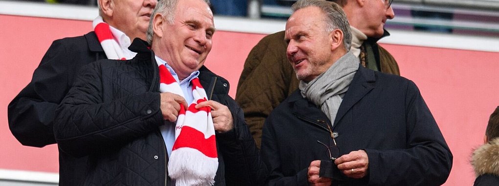 Uli Hoeneß (l) kassiert sein Meisterversprechen ein. - © Matthias Balk/dpa