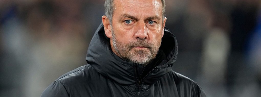 Hansi Flick ärgern die rassistischen Äußerungen im Stadion. - © Manu Fernandez/AP/dpa