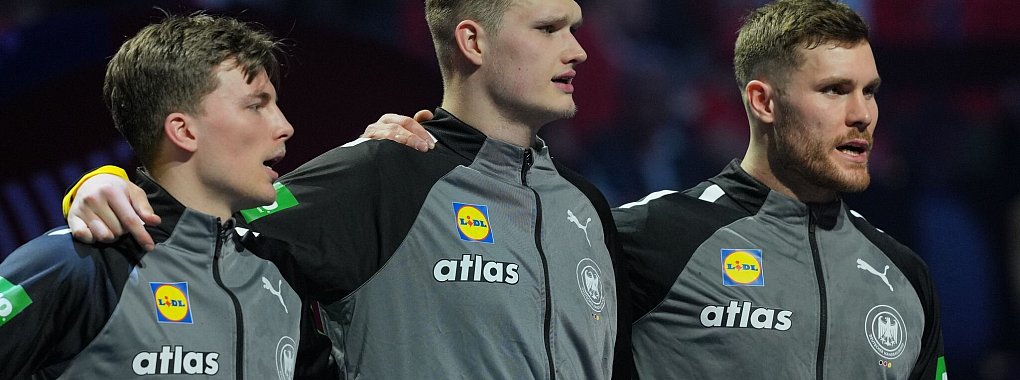 Die deutschen Handballer um Nils Lichtlein, David Späth und Johannes Golla (v.l.n.r.) treffen im WM-Viertelfinale auf Tunesien. - © Soeren Stache/dpa