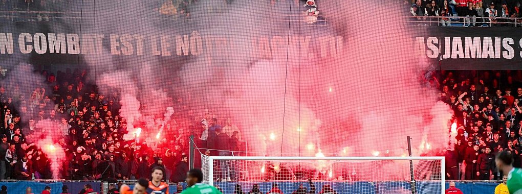 Montpelliers Fans z&uuml;nden Pyrotechnik. - &copy; Sylvain Thomas/AFP/dpa