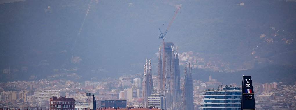 An der Küste von Barcelona wird gesegelt. - © Joan Monfort/AP/dpa