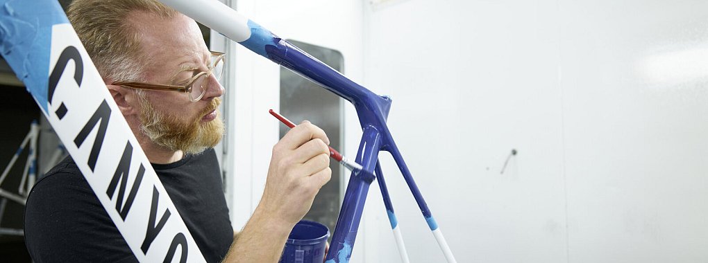 Torben Giehler mit einem seiner bemalten Fahrr&auml;dern. - &copy; Tino Pohlmann