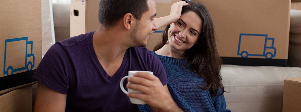 Glückliche Ankunft in den neuen vier Wänden: Wenn Paare zusammenziehen, kann eine Checkliste mit sämtlichen zu erledigenden Formalitäten helfen, den Überblick zu behalten. - © Christin Klose/dpa-tmn