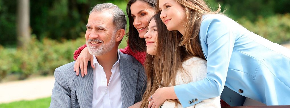 K&ouml;nig Felipe VI. (l-r), K&ouml;nigin Letizia, Prinzessin Sof&iacute;a und Kronprinzessin Leonor im Park des Palacio Real, des k&ouml;niglichen Schlosses in Madrid. - &copy; Casa De S.M. El Rey/EUROPA PRESS/dpa