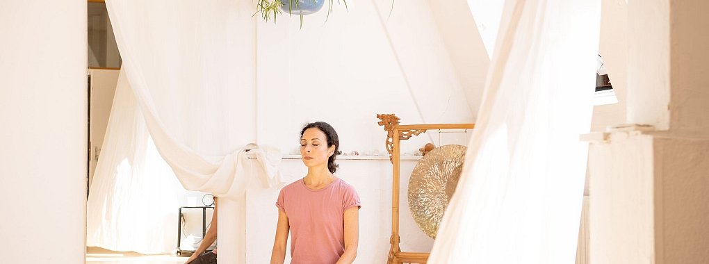 Ruhige Farben, ruhiger Ort: Yoga praktiziert man am besten in einem Raum ohne viele Ablenkungen. - © Zacharie Scheurer/dpa-tmn/dpa