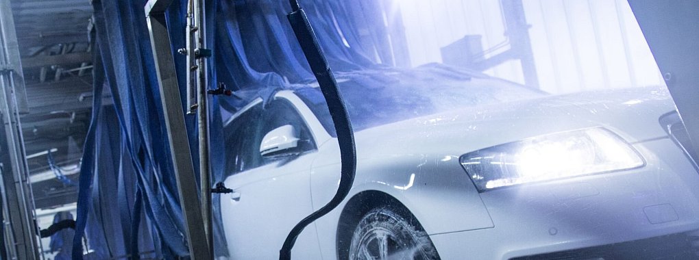 Saubere Sache: Wer durch die Waschstra&szlig;e f&auml;hrt, erwartet blitzblanke Ergebnisse und keine Kratzer im Lack oder andere Sch&auml;den. - &copy; Christin Klose/dpa-tmn