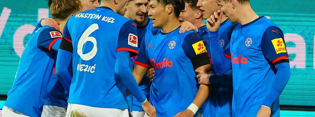 Kiels Shuto Machino (M) bejubelt seinen Treffer zum 4:1 mit der Mannschaft. - © Frank Molter/dpa