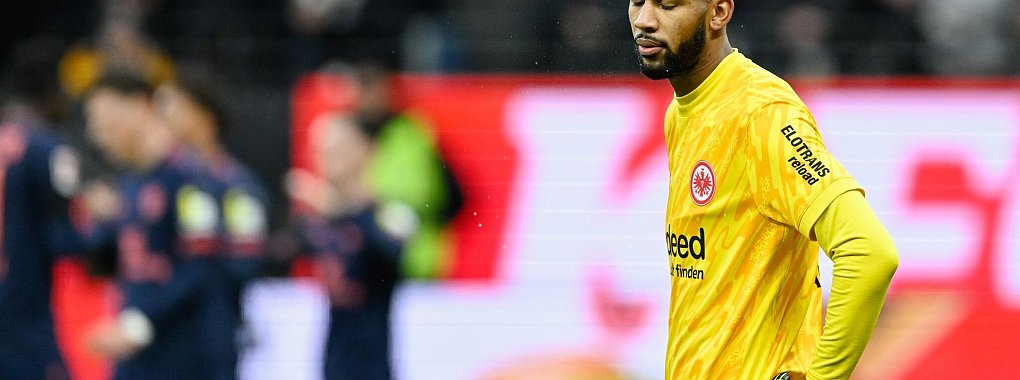 Eintracht Frankfurts Torwart Kaua Santos begünstigte mit schweren Patzern die Niederlage gegen den FSV Mainz 05. - © Uwe Anspach/dpa