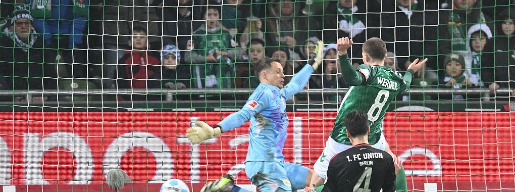 Mitchell Weiser (M) und Werder Bremen sind weiter auf Kurs. - © Carmen Jaspersen/dpa