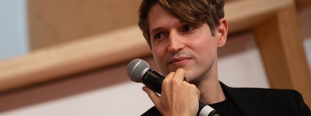 Bestsellerautor Wells kann sich nicht vorstellen, K&uuml;nstliche Intelligenz (KI) und Chatbots beim Schreiben einzusetzen. (Foto-Archiv) - &copy; Sebastian Gollnow/dpa