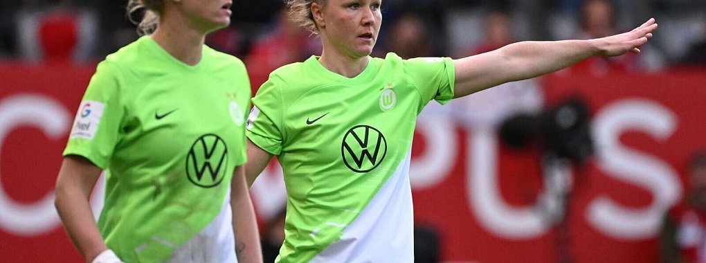 Wolfsburgs Alexandra Popp (r) und Marina Hegering am Spielfeld. - © Angelika Warmuth/dpa