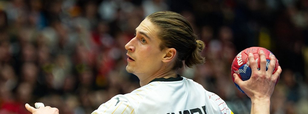 Juri Knorr erlöste die deutschen Handballer vom Siebenmeterpunkt. - © Soeren Stache/dpa