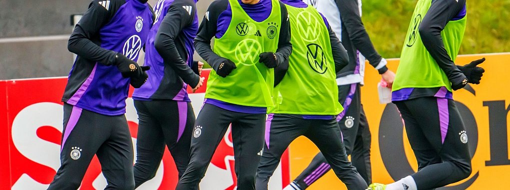 Nagelsmann hält seine Nationalspieler um Jamal Musiala (M) zusammen. - © Andreas Arnold/dpa