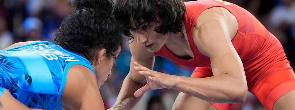 Vinesh Vinesh (r) bekommt nach ihrem dramatischen Final-Aus keine olympische Silbermedaille. - &copy; Eugene Hoshiko/AP