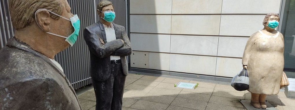 Auch Kunstfiguren tragen Maske - © Tim Stevener