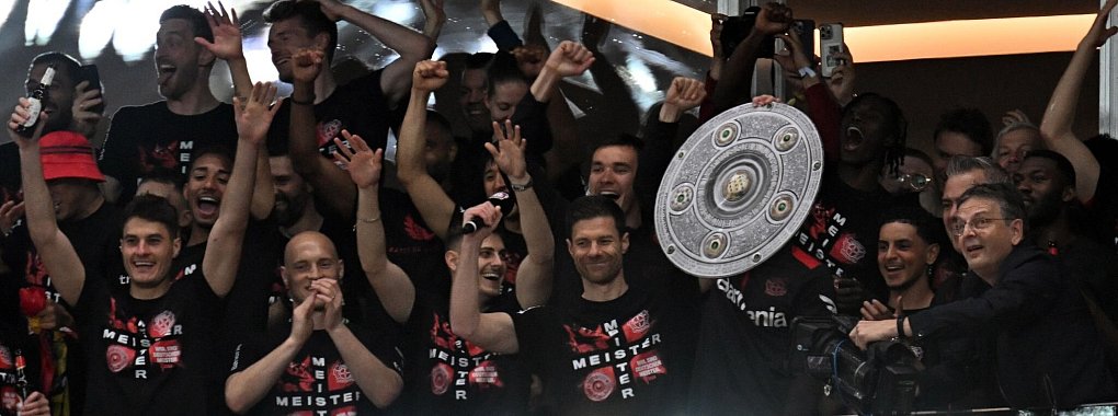 Trainer Xabi Alonso h&auml;lt eine nachgemachte Meisterschale in die H&ouml;he. Am Samstag gibt es endlich die echte. - &copy; Federico Gambarini/dpa