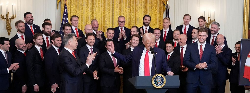 Präsident Trump würdigt die NHL-Champions der Florida Panthers im Weißen Haus. - © Alex Brandon/AP/dpa