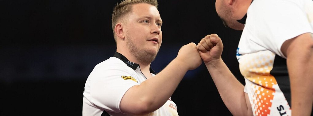 Starteten bei der Darts-EM in Dortmund: Gabriel Clemens (Deutschland, r) und Martin Schindler (Deutschland). - © Jürgen Kessler/dpa