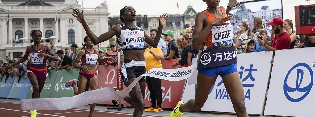 Die Kenianerin Beatrice Chebet (r) lief Weltrekord &uuml;ber f&uuml;nf Kilometer auf der Stra&szlig;e. - &copy; Ennio Leanza/KEYSTONE/dpa