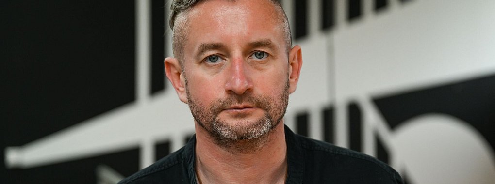 Der ukrainische Schriftsteller Serhij Zhadan macht im Krieg Radio für seine Kameraden beim Militär. (Archivbild) - © Soeren Stache/dpa