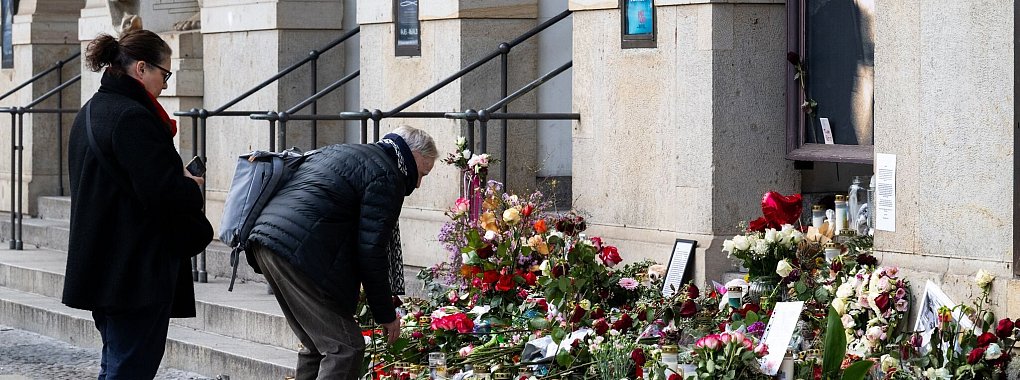 Am Theater des Westens legten Fans Blumen und Kerzen nieder. (Archivbild) - © Soeren Stache/dpa