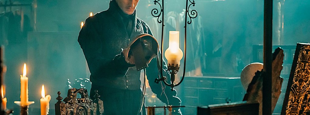 Pierre Niney als Edmond Dantes in einer Szene des Films «Der Graf von Monte Christo». - © -/capelight/dpa