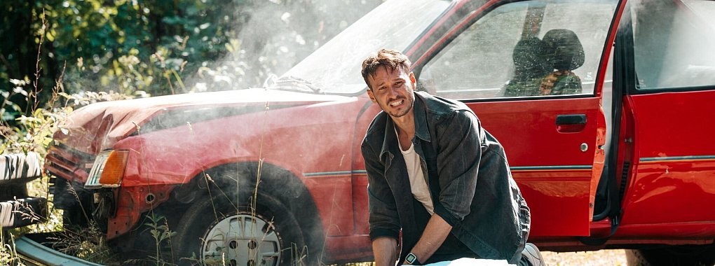 Hauptkommissar Leo H&ouml;lzer (Vladimir Burlakov) ist als Erster an einem Unfallort in einer Szene des TV-Krimis &laquo;Tatort: Der Fluch des Geldes&raquo;. - &copy; Manuela Meyer/SR/dpa