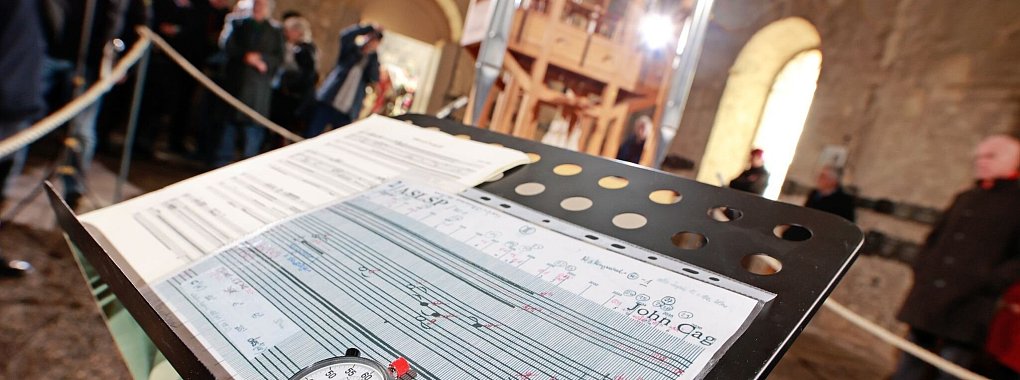Ein Notenblatt des Musikst&uuml;cks &laquo;ORGAN2/ASLSP&raquo; von John Cage vor Beginn des Klangwechsels vor der Orgel in der Burchardi-Kirche. - &copy; Matthias Bein/dpa