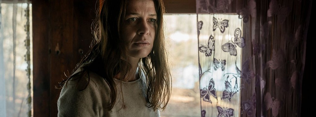 Susanne Koch (Meike Droste) &uuml;berlegt, wie sie am besten flieht. - &copy; Stephan Rabold/ZDF/dpa