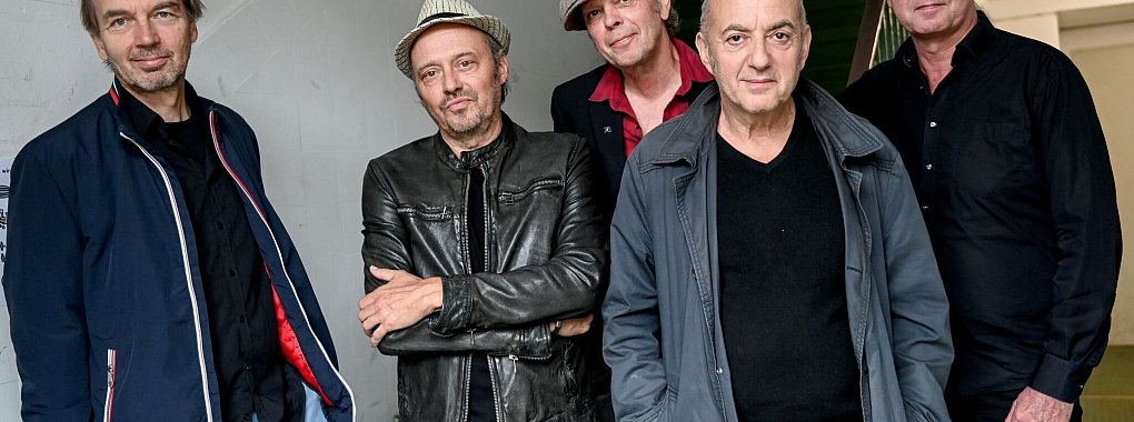 Die Musiker der Band Pankow, Andreas &laquo;Kulle&raquo; Dziuk (l-r), Andre Drechsler, J&uuml;rgen Ehle, Andre Herzberg und Stefan Dohanetz. - &copy; Britta Pedersen/dpa-Zentralbild/dpa