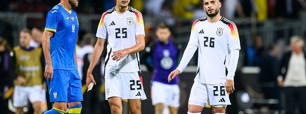 Der M&uuml;nchner Aleksandar Pavlovic (M) fehlt wegen eines Infekts im DFB-Camp. - &copy; Tom Weller/dpa