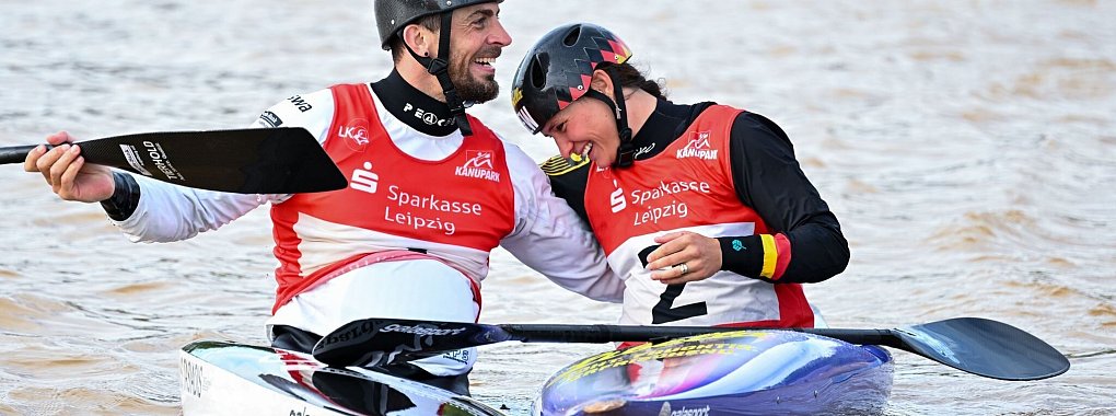 Sideris Tasiadis (l) und Elena Lilik freuen sich &uuml;ber ein Olympia-Ticket im C1 l&ouml;ste. - &copy; Hendrik Schmidt/dpa
