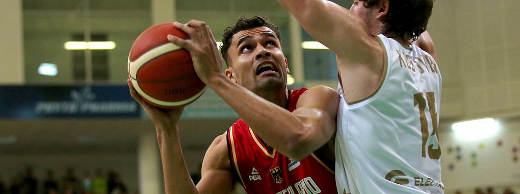 Das DBB-Team um Oscar da Silva (l) kassierte in Bulgarien eine &uuml;berraschende Niederlage. - &copy; Stickel Matthias/dpa