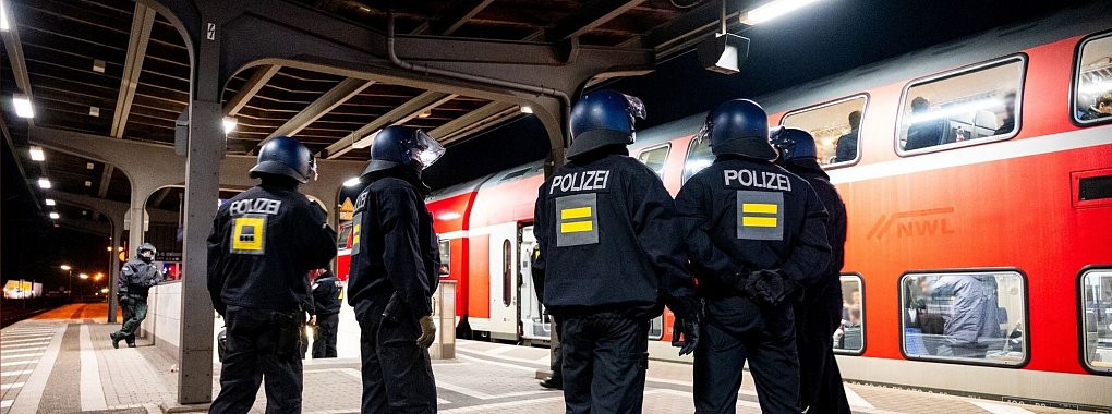 Viele der Fans mussten stundenlang in dem Zug ausharren, bis sie kontrolliert wurden. - © dpa