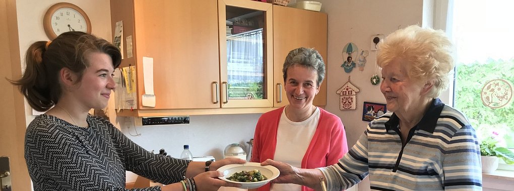 Drei Generationen in einer Küche: Ronja, Schwiegertochter Ulrike und Hannelore Fritzensmeier essen alle den Brennessel-Eintopf sehr gerne. - © Seda Hagemann