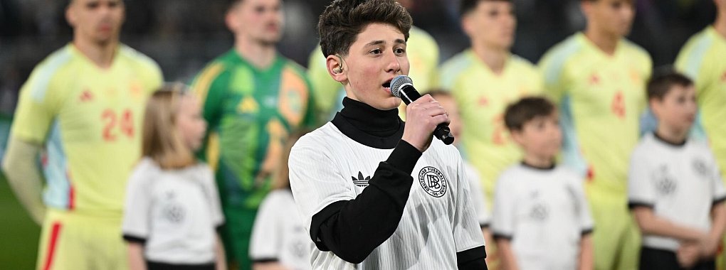 «The Voice Kids»-Talent Alwin singt vor dem Spiel in Darmstadt die deutsche Nationalhymne. - © Arne Dedert/dpa