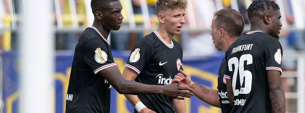 Auf sein Treffen ist Verlass: Torsch&uuml;tze Randal Kolo Muani nach dem 1:0. - &copy; Hendrik Schmidt/dpa