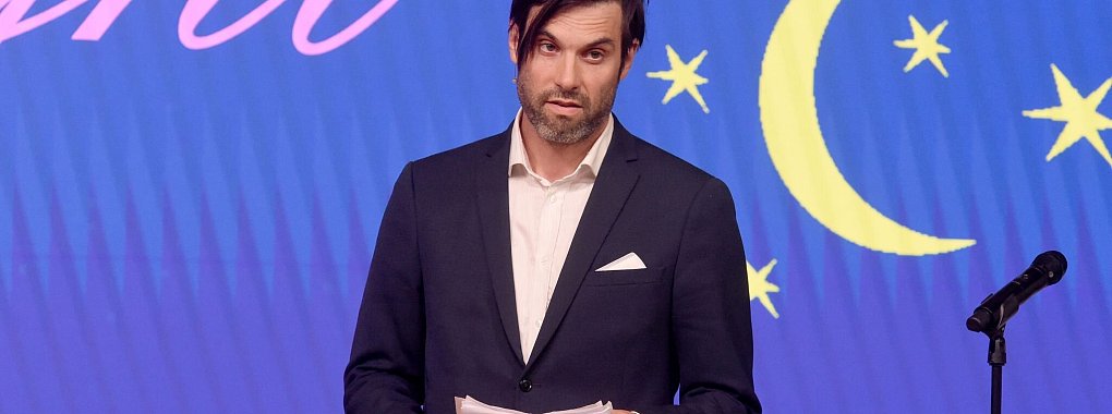 Schauspieler Max Simonischek sieht seinen Krimi-Helden Laim als «sehr dunklen Charakter». (Archivfoto) - © Felix Hörhager/dpa