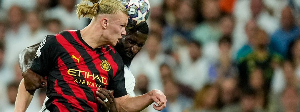 Erling Haaland (vorne) im Zweikampf mit Antonio R&uuml;diger. An diesem Dienstag treffen beide wieder aufeinander. - &copy; Jose Breton/AP/dpa