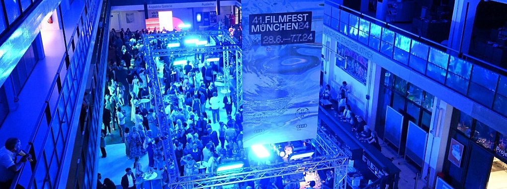 G&auml;ste feiern nach der Er&ouml;ffnungsgala in der Isarphilharmonie im Rahmen des Filmfests M&uuml;nchen. - &copy; Felix H&ouml;rhager/dpa