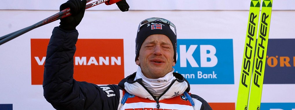 Tarjei Bö siegt und kündigt seinen Rücktritt an. - © Alessandro Trovati/AP/dpa